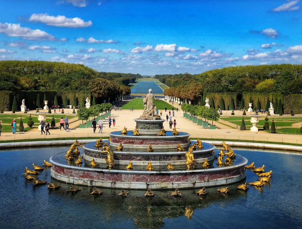 a view of a fountain in the middle of a park