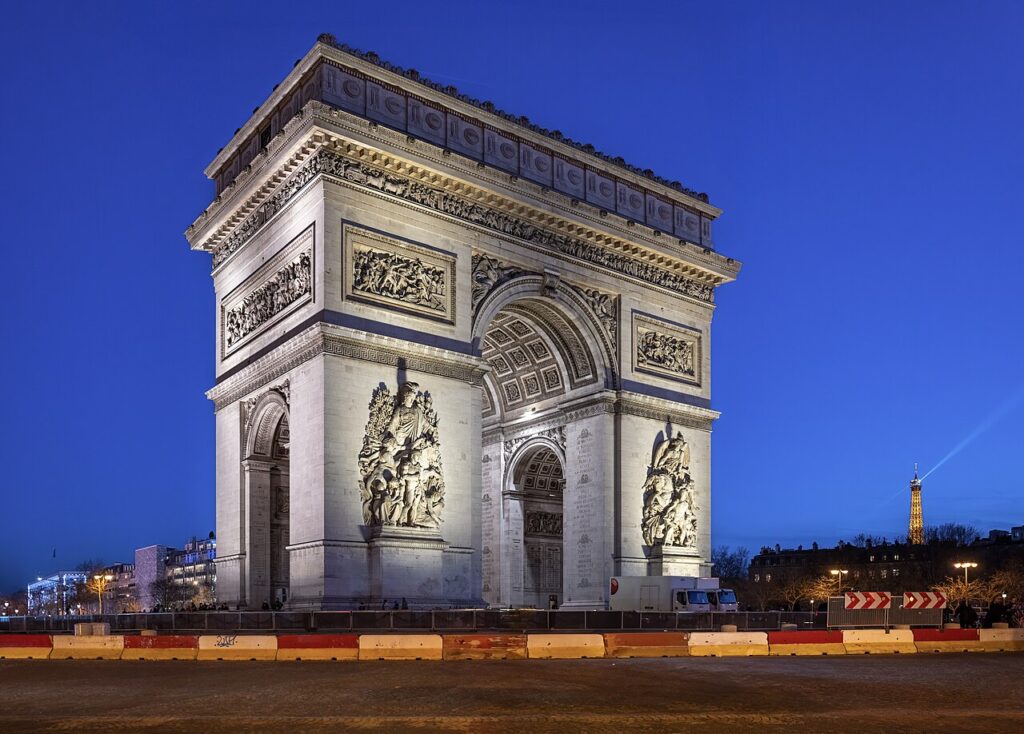 Arc de Triomphe de l'Étoile at night vertical fix.jpg